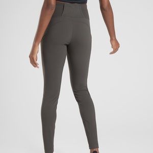 Athleta Trekkie Hybrid Crop Tight | Size 6